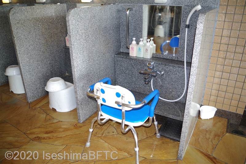 男性用大浴場　手すり付きの洗い場とシャワーチェア