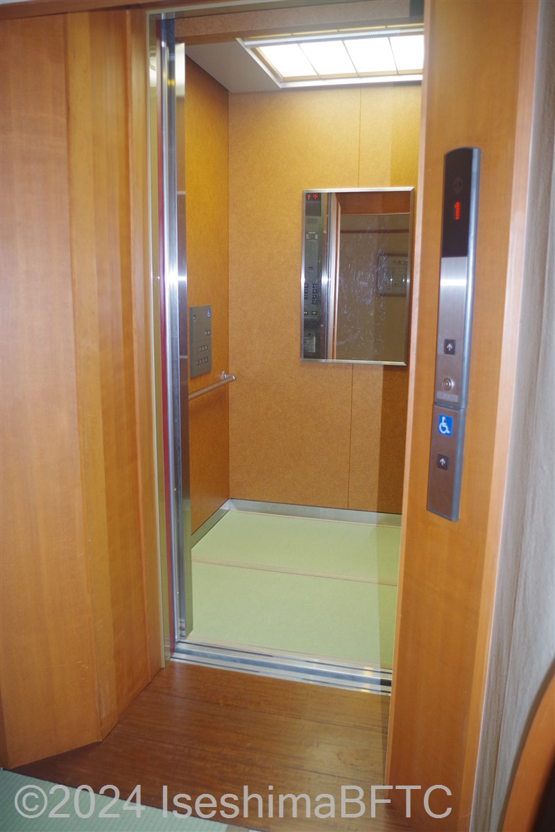 エレベーター1の内部