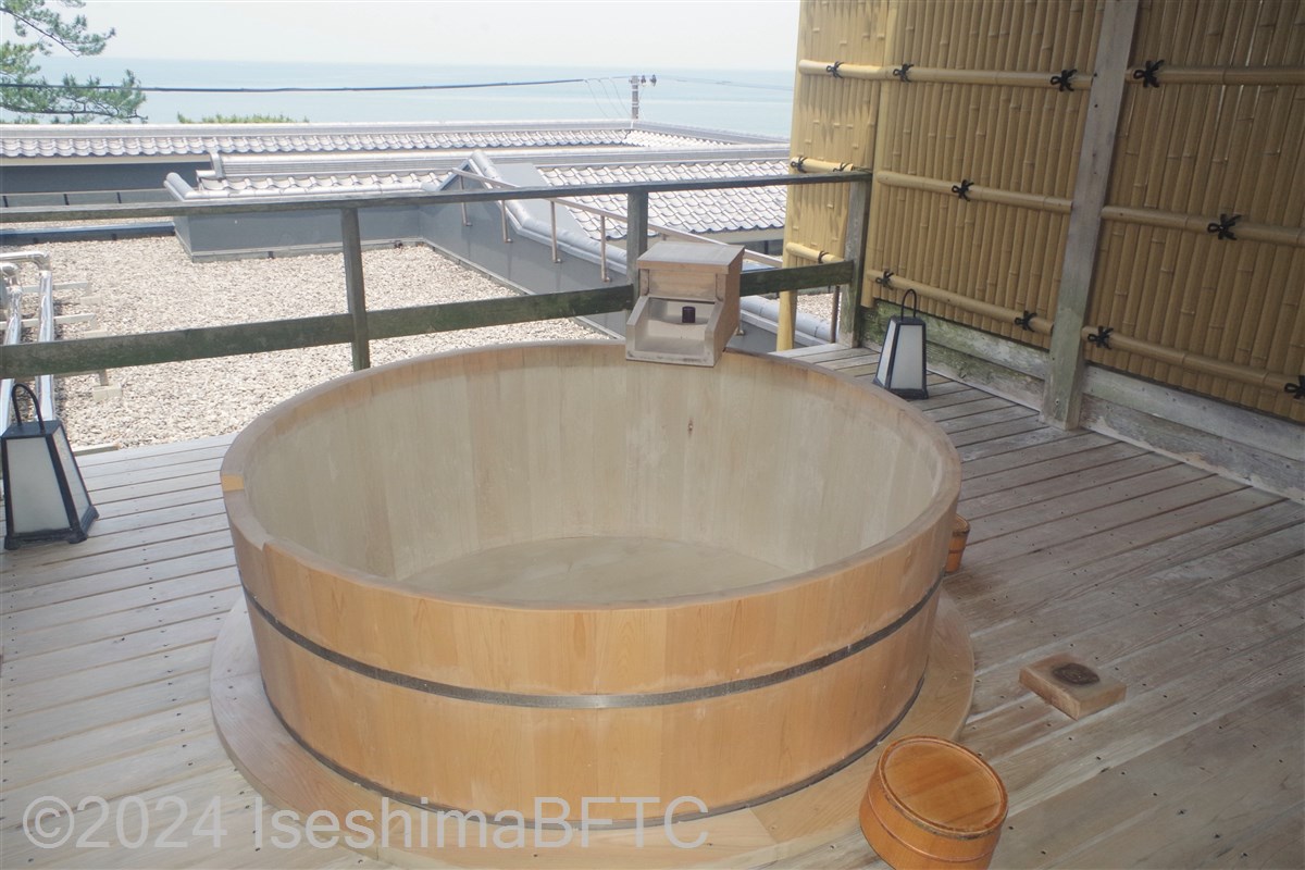 大浴場「清渚（せいちょ）」露天風呂の木製浴槽