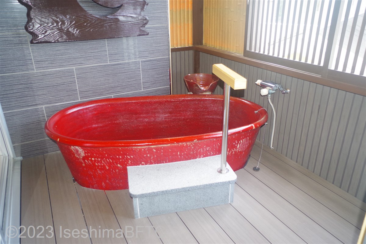 露天風呂付き和洋室　陶器浴槽