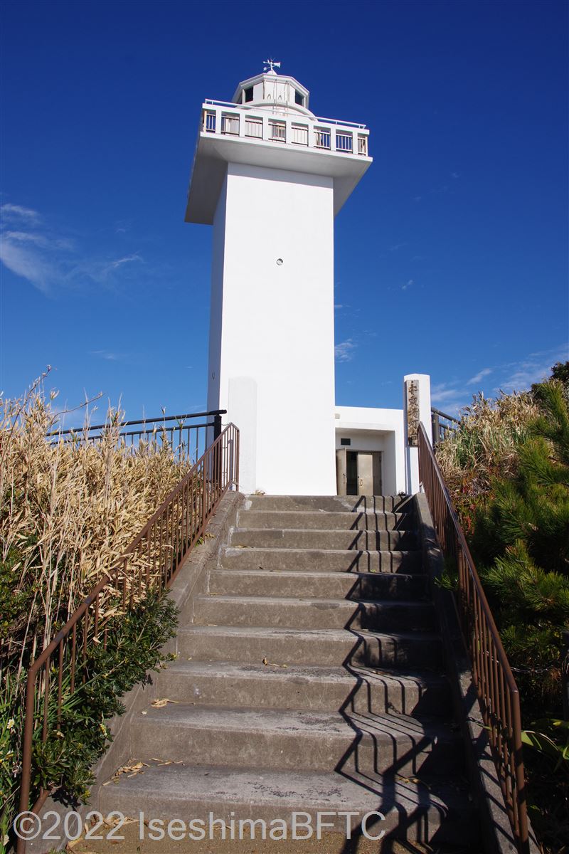 灯台全景と、灯台手前の階段