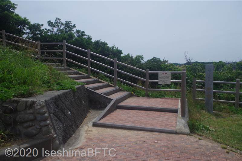 八幡さん公園への階段