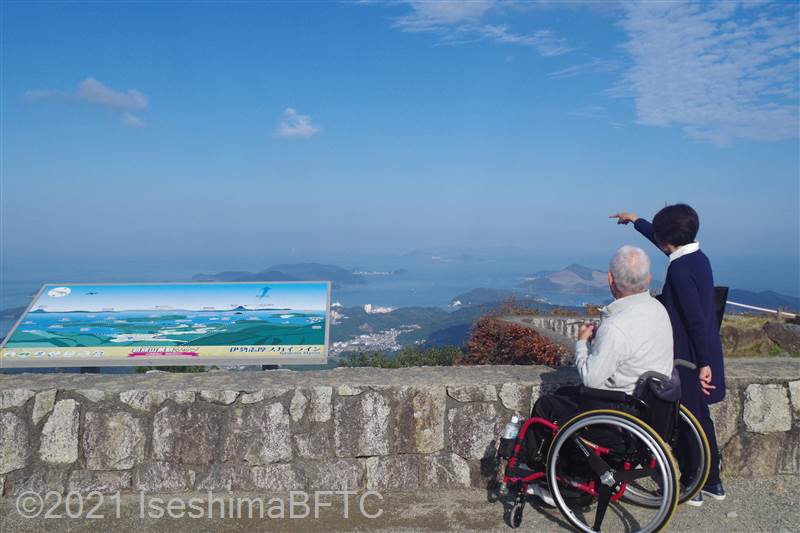 朝熊山頂展望台から景色を眺める車いす使用者
