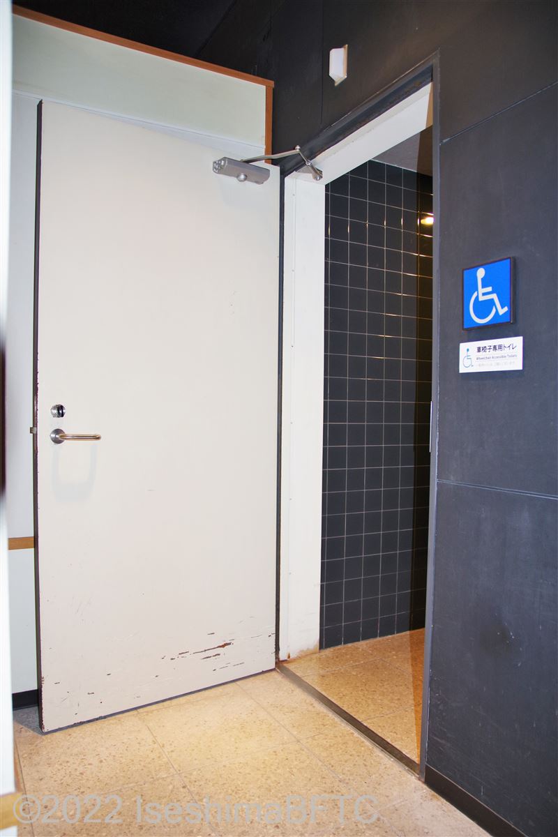 真珠博物館内車いす対応トイレ　スチール製の開きドア