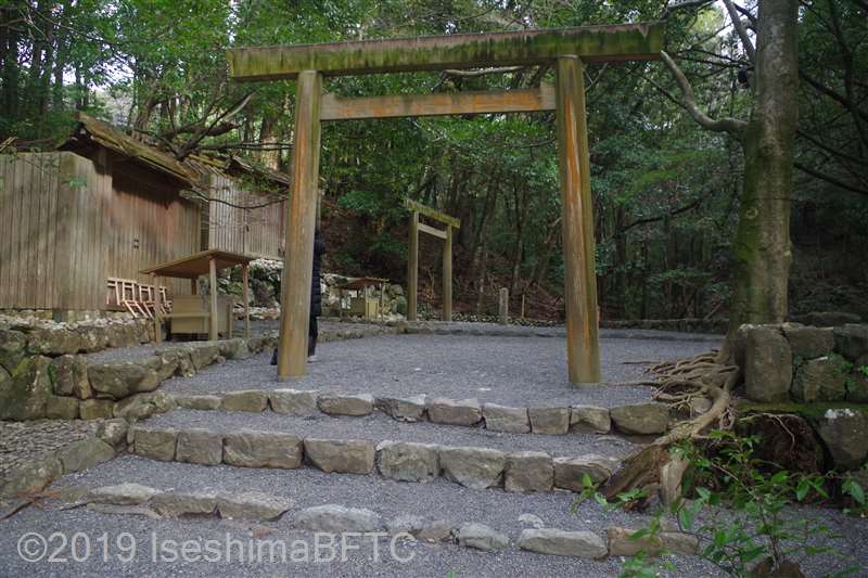 子安神社・大山祇（おおやまつみ）神社への鳥居と階段