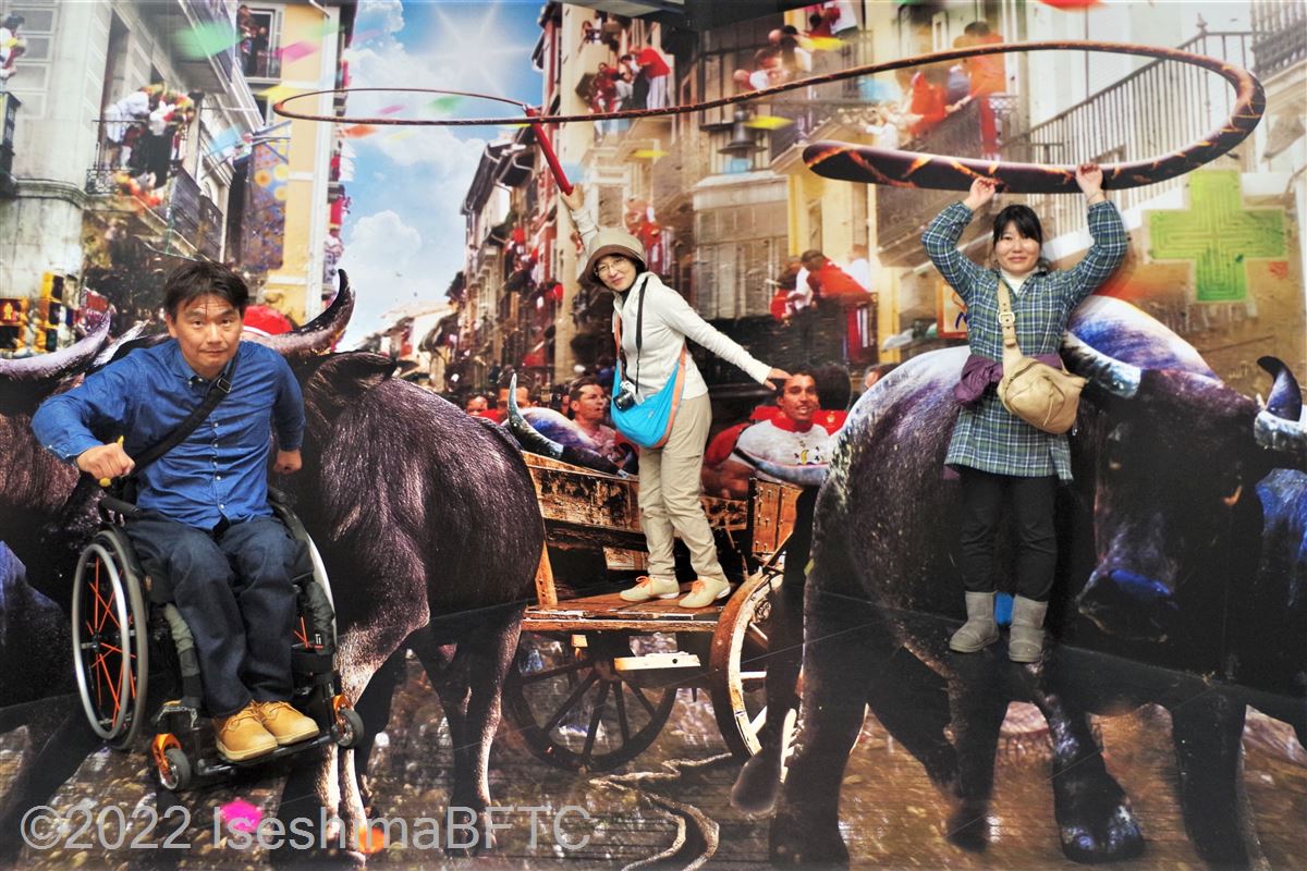 3Dアート「牛追い祭りからの脱出」で、ポーズを取る車いす使用者たち
