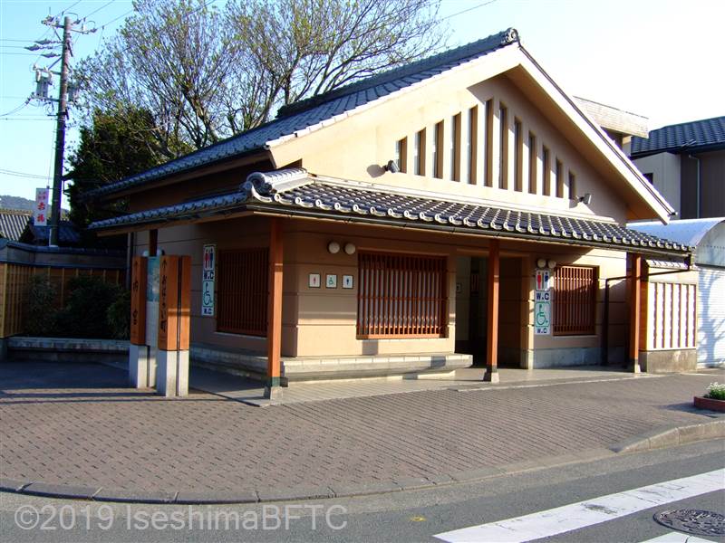 浦田町バス停前公衆トイレ外観