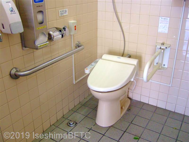 浦田町バス停前車いす対応トイレ便器