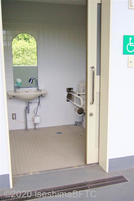 倉田山公園野球場　車いす対応トイレ入口を開けたところ