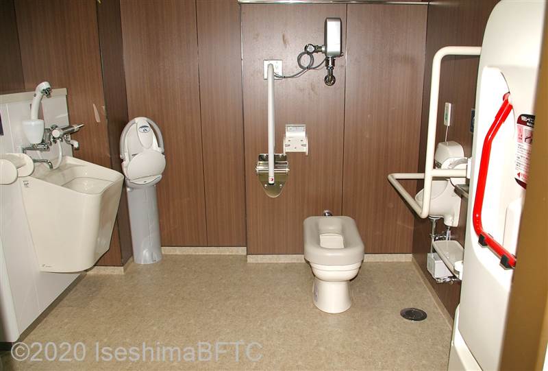 伊勢保健所1階車いす対応トイレ内部