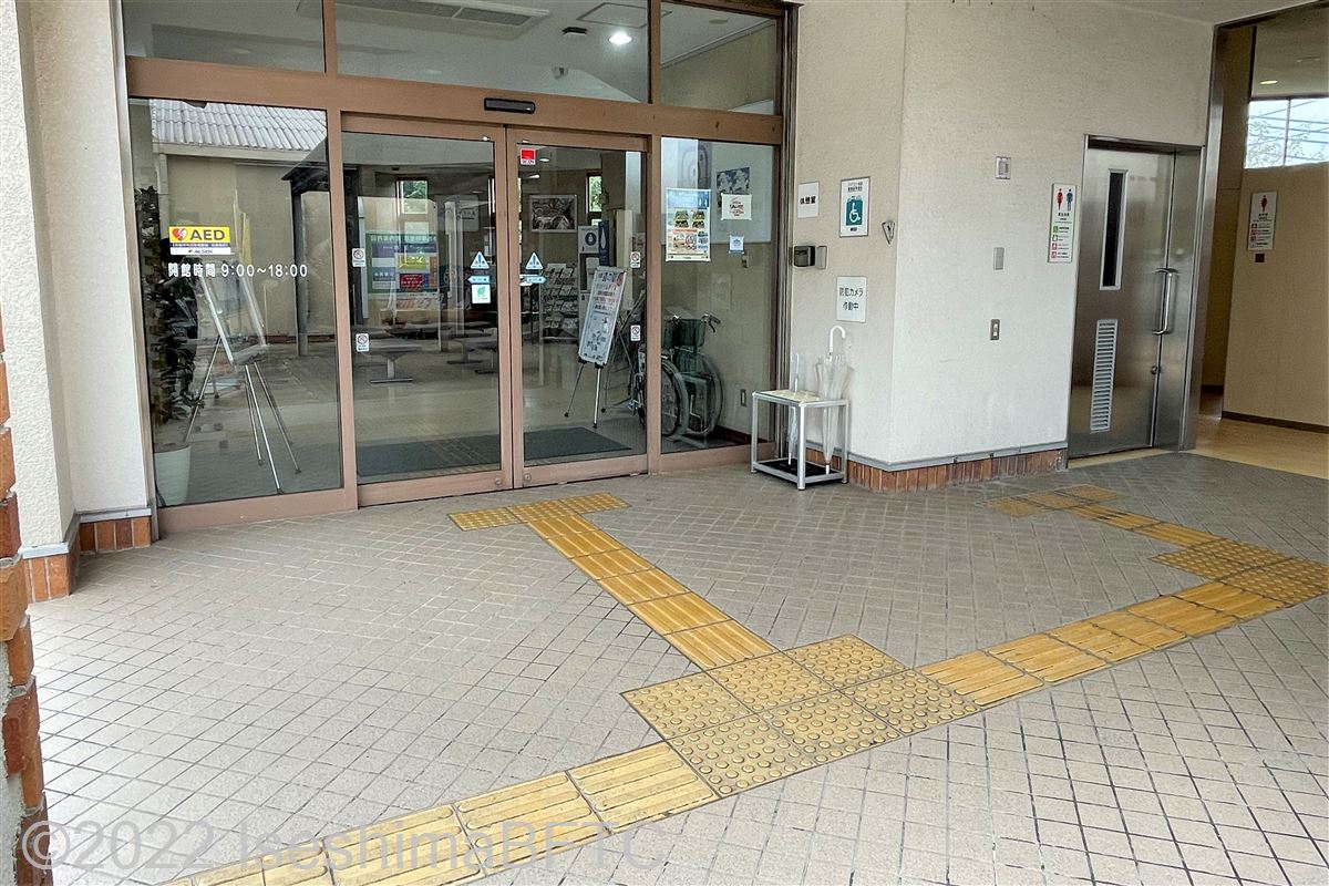 道の駅伊勢志摩　建物入口と、車いす対応トイレ入口