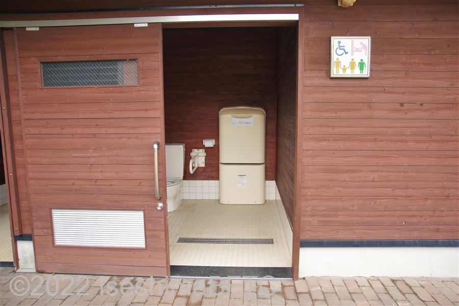 創造の森横山　芝生広場車いす対応トイレ入口