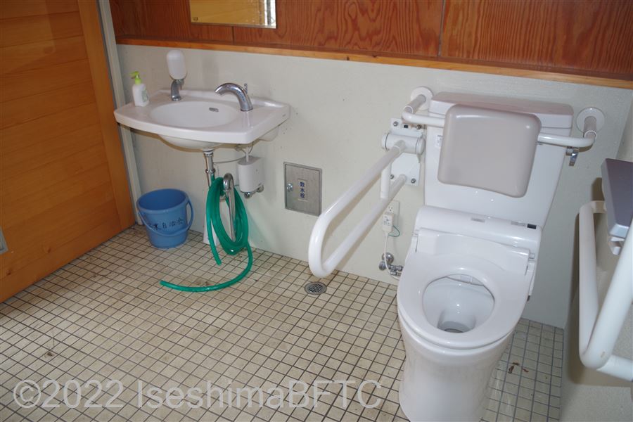 あのり　浦の浜公衆トイレ車いす対応トイレ　便器と洗面