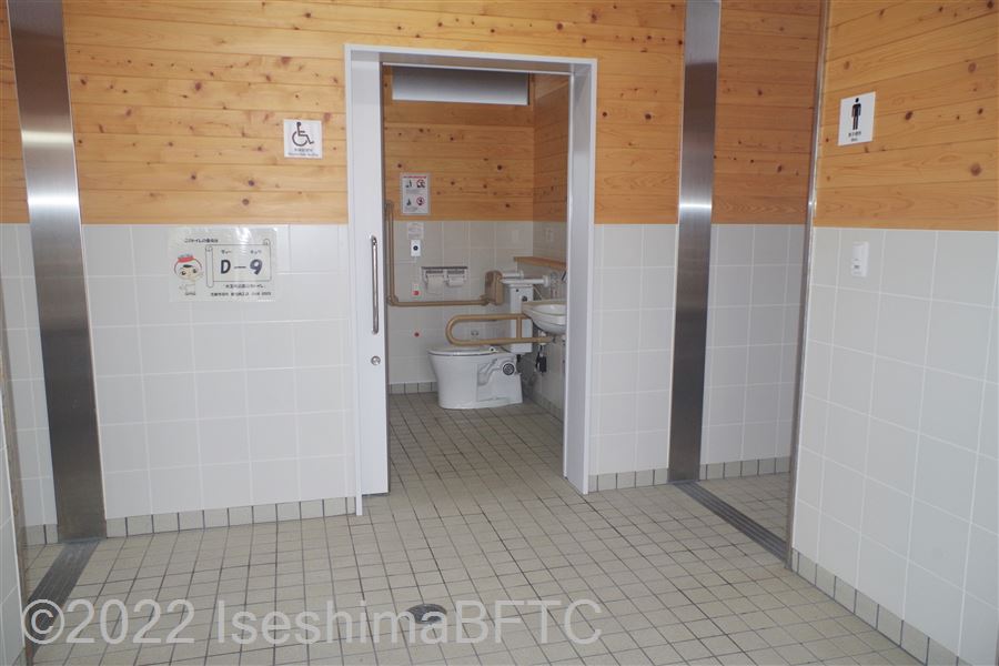 大王崎公園公衆トイレ　車いす対応トイレ入口