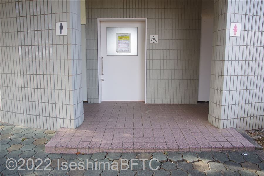 志摩総合スポーツ公園多目的広場トイレ棟　道路側入口