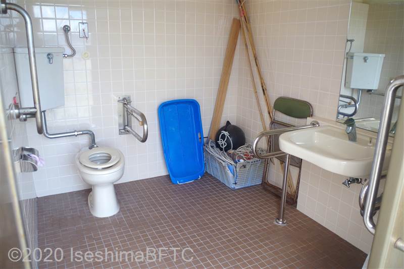 沖ノ島海水浴場車いす対応トイレ　内部
